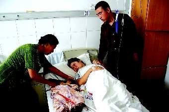 女子剖腹产下连体女婴 产前B超仅知道是双胞胎