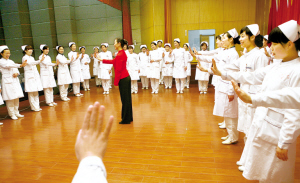 护士向空姐学礼仪