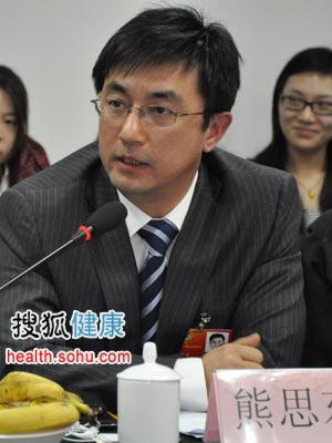 熊思东：医学生培养过剩 导致有人去卖药做传销