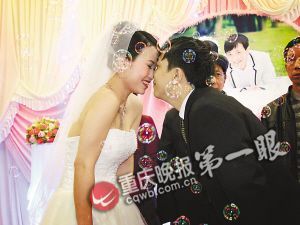 女子对白血病男友不离不弃背其去婚姻登记