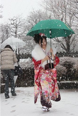 日本成人节少女漫步组图