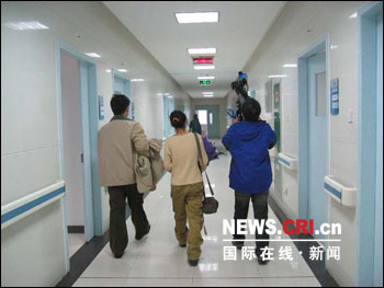 主刀医生称缺面男接受换脸术后情况良好