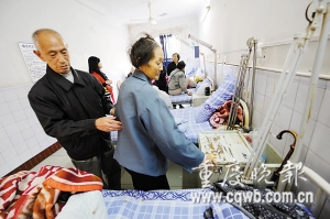76岁老人义务照顾七旬病重邻居