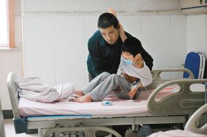 为省钱给8岁儿子治病 爸爸每天只吃一个馒头