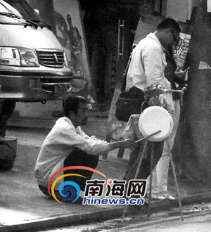 男子当街敲锣叫卖猴肉 每斤售价300元