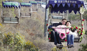 英国男子乘“空中花车”向中国女友求婚