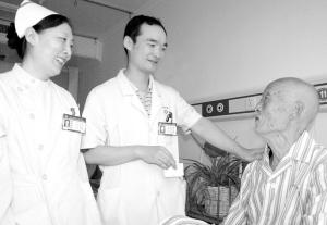 为耄耋老人免费实施复明手术