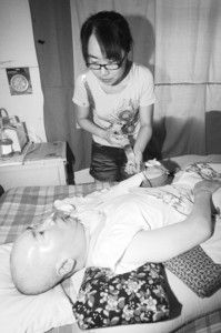 29岁女儿辞职守护植物人母亲癌症父亲