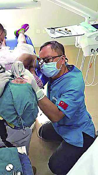 牙医跪地40分钟动手术获赞