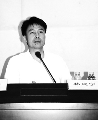 谈新闻文风的华与实