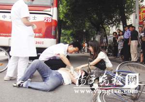 市民手臂遭公交车轧过无大碍