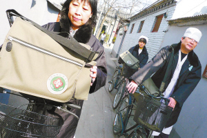 社区医生骑车出诊