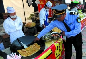 走近基层卫生监督员：把“入口”关 狠抠每个细节