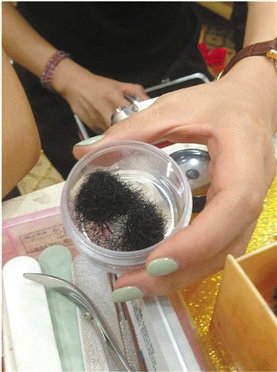 美女种睫毛发炎 业内人士：很可能是猪毛狗毛