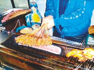 打工仔爆烤肉摊黑幕：用羊尿泡病死猫肉当羊肉卖