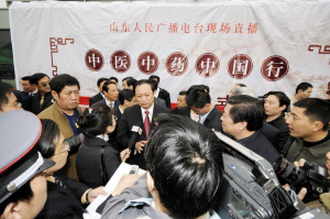 卫生部副部长王国强接受媒体记者现场采访