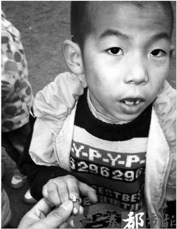 六岁男孩捡垃圾养患病父亲