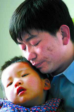 儿子患怪病求医无效 刑警老爸向社会求助