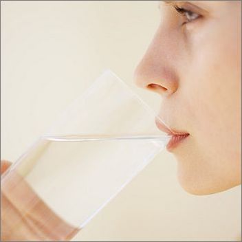 英国专家指出：最有效缓解痛经的方法是喝水