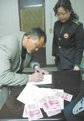 男子乘公交将1300元现金投入投币箱