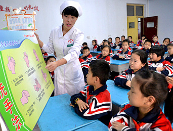 娃娃学洗手