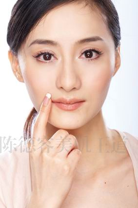 美女陈德容揭开肌肤陷阱