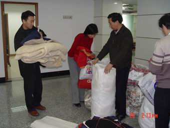 省食品药品监管局机关干部职工为涟水贫困家庭捐赠衣物