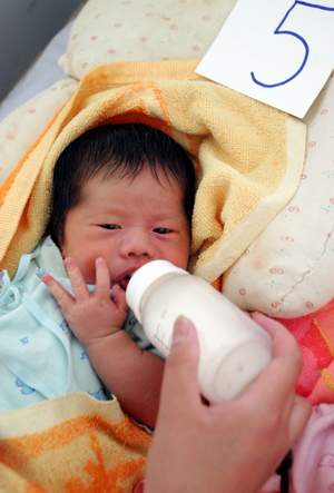 警察在可疑车内发现5婴儿续：婴儿接受DNA检测