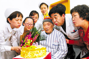为百岁老红军战士过生日