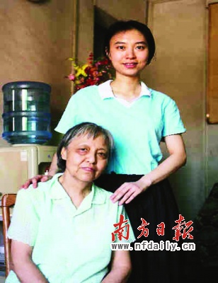 女子因病失业多年独自照顾患病母亲和姐姐10年