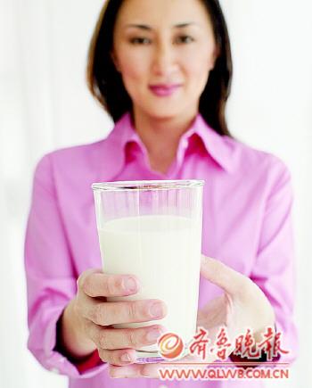 提高睡眠质量的7种食物：香蕉 温牛奶 全麦面包