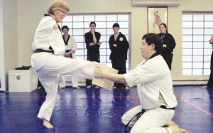 美国无臂女子善舞双截棍 将考跆拳道黑带