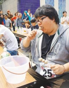 大胃王比赛冠军67分钟吞百颗扛丸 获奖白吃百年