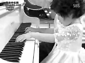5岁盲童音乐天赋突出听过1遍即可弹出