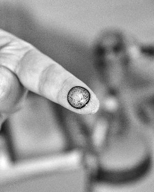 专家称隐形眼镜耐高温在人眼中熔化可能性不大