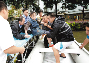 接力送老人去医院