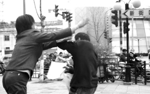 上海药品打假人南京街头遭到围攻殴打