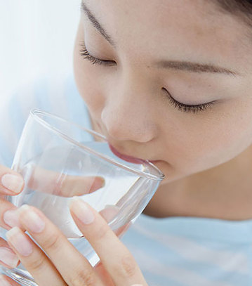 一杯温开水6大保健功效 解酒效果佳