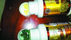 药店推销的保健品同样包装药品不一样 称装错瓶