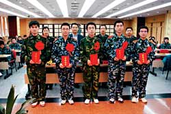 北大医学部有群“迷彩博士”