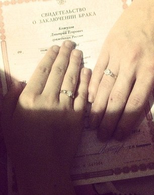 俄罗斯一婚礼上夫妇均穿婚纱 丈夫是阴阳人