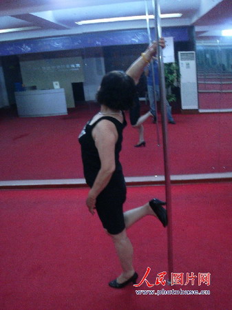 六旬阿婆学跳钢管舞 自称为寻找阳光和快乐