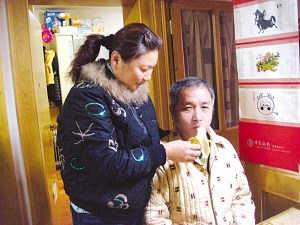 女子自创训练方法助瘫痪丈夫恢复行走进食