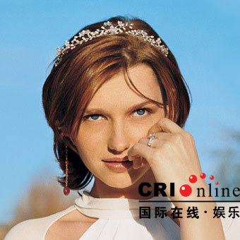 短发新娘照样妩媚