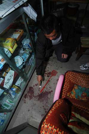 精神病男刀捅医生妻子致其重伤图