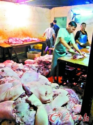 广东东莞黑窝点用病死猪肉日产数千斤有毒腊味
