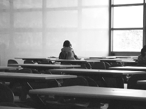 大学生情侣在食堂亲吻被偷拍上网