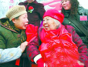 数千村民为百岁孤寡老人祝寿