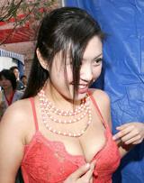 女F4代言 豪乳破衣疑似走光露点