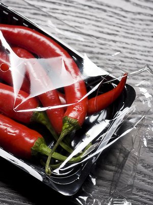 警惕：乱用保鲜膜会让食物变毒物